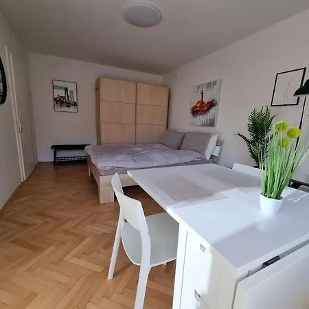 The Rowhouse - Free Parking Apartment